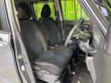 運転席まわりには十分なスペースがあり、大柄な方でもゆったり運転していただける環境です。