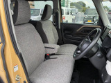 アームレスト付きの広々運転席は
