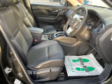 【運転席】座り心地が良いシートなので長時間の運転でも快適にお過ごしいただけます。新品のフロアマットのご注文も可能です。掲載箇所以外にご希望の写真がございましたらお気軽にお問い合わせ下さい。