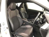 スポーツカーのシートを基に設計されたホールド性の高いシートです。きついカーブでも姿勢が崩れにくく、自然で快適なドライビングポジションで運転可能です。快適性はもちろん、仕立ての良さにもこだわっています。