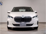 【キドニーグリル】BMWは約90年もの間、ほぼ全ての車両にひと目でBMWだと分かるこの特徴的なフロントグリルが備えられ、デザイン・アイコンとして親しまれてきました。