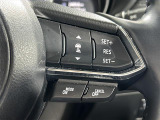 【マツダ・レーダー・クルーズ・コントロール(MRCC)】先行車との速度差や車間距離を認識し、設定した車速内で車間距離を自動で調整・維持することで、高速道路などでドライバーの負担を軽減します。