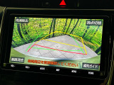 【バックカメラ】駐車時に後方がリアルタイム映像で確認できます。大型商業施設や立体駐車場での駐車時や、夜間のバック時に大活躍!運転スキルに関わらず、今や必須となった装備のひとつです!