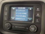 ●レーンキーピングアシスト:走行車線の逸脱を教えてくれる機能。走行時に、クルマが車線から外れていることをカメラが検知すると、ステアリングを微振動させてドライバーに警告します。