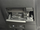 【ETC2.0】最新のETC2.0がビルトインで装備されています。車載機下部にはパワートランクのスイッチが装着されており、ボタン長押しでトランクリッドの自動開扉が可能。