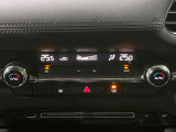 【オートエアコン】一度お好みの温度に設定すれば、車内の温度を検知し風量や温度を自動で調整。暑い…寒い…と何度もスイッチ操作をする必要はありません。快適な車内空間には必須の機能ですね♪