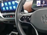設定したスピードを上限に自動で加減速をし、一定の車間距離を保つ事で長距離運転の疲労を軽減する【ACC】が装備。