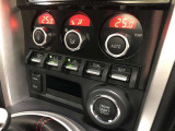 エンジンスタートスイッチを、始動してそのままシフト操作に移れるようセンタークラスター内に配置。オートエアコンも操作感が分かる8角形ダイヤルやピアノタッチ式スイッチを採用。直感的な操作感を追求!