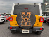 リアからのアングルも人気のポイントです!視認性の高いLEDテールレンズ標準装備です。「Tiki Bob」とJeepの象徴であるセブンスロットを組み合わせたオリジナルキャラクターが随所に施されたデザインとなっています