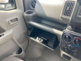 助手席側には車検証入れがあります。上側にも荷物が置けます
