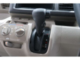 インパネシフトだから視線の移動も少なく足元もスッキリ♪運転席もゆったりしているのでゆとりを持ってドライブできますね!