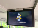 【後席モニター】家族や友人とお出かけする機会が多い方に大人気の後席モニターを装備!見やすい位置に画面がありテレビやDVDの視聴も快適!友達もお子様も、後席にしか乗らなくなるかも??