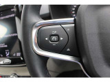 ステアリングの左側には、前車を追従するACC(アダプティブ・クルーズ・コントロール)と車線を読み取って走行するパイロットアシストの操作スイッチが備わっています。