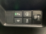 ハンドルの右側にはヘッドライトレベライザーとHondaセンシング用のVSA解除スイッチなどがついています。ヘッドライトレベライザーは道路状況や積荷の加重に応じてライトの高さを調節できます。