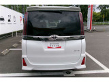 後方からの写真です。大きなバックドアで荷室も広々と確保。