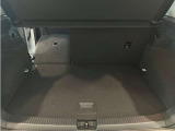 普段使いには十分な広さのラゲッジスペース!後席を倒せば、より大きな荷物も載せられます!トノカバー付きで車外からの視線も気になりません!