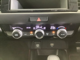 オートエアコンがついてますので、お好みの温度をセットするだけで風の強さや風量を自動で調整します。スイッチやダイヤル類も簡単操作で快適に過ごせます。