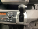 CVT車のセレクトレバーです。低速から高速まで、変速ショックのないスムーズな走りを実現するとともに、エンジン効率のよい領域を維持することで燃費にも貢献します。