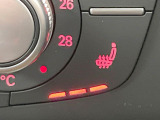 ●フロントシートヒーティング:運転席・助手席共に三段階で調節が可能なシートヒーターを装備しております。季節を問わず快適にご使用いただけます。