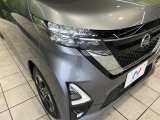 【LEDヘッドライト】悪天候や夜間走行時も良好な視界を確保し安心して運転できる高輝度LEDヘッドライトを装備!点灯速度が早く、消費電力も抑えられています。
