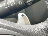 【パドルシフト】ハンドルから手を離さずに素早くシフトアップ&ダウンができるので、エンジンブレーキを使う下り坂や高速道路の合流で加速したい場面で役立ちます。