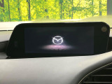 【8.8インチマツダコネクト】車内の雰囲気にマッチした大型のディスプレイ。スマホ接続でのナビ使用やBluetooth再生等、様々な機能が楽しめます。直感的なダイヤル操作が可能で、使い勝手も良好です。