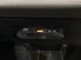 エアコンパネルの下にETCがついています。高速道路の料金所の通過も楽々です!。 カードの取り出しもしやすい場所についています。