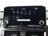 お車選びをお楽しみ頂けるよう、在庫車の展示スペースを十分に確保しております。