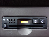 ■【ETC車載器】が装備されています。セットアップをしてお渡しとなり、ETCカードを差し込むだけで高速道路の利用が可能です。