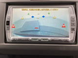 バックでの車庫入れも安心です! リアカメラが付いているバックモニター付のナビを装備しております。操作線もついており距離感も画面から確認できます。