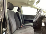 座面も厚みがあり背もたれも高く、広い足元にゆったり座れるシートです。運転席と助手席の間が空いている為、助手席側への移動がスムーズです。交通量の多い道でも助手席側から乗り降りができます。