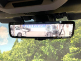 【スマートリヤビューミラー】後席の大きな荷物や同乗者で後方が確認しづらい時でも安心!カメラが撮影した車両後方の映像をルームミラー内に表示。クリアな視界で状況の確認が可能です!