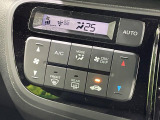 【オートエアコン】一度お好みの温度に設定すれば、車内の温度を検知し風量や温度を自動で調整。暑い…寒い…と何度もスイッチ操作をする必要はありません。快適な車内空間には必須の機能ですね♪