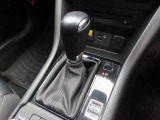 CX-3のシフトレバーです。MTモード付きの6ATで、しなやかな走りを支えます。また、足元にはフロアマットも装着済みです。