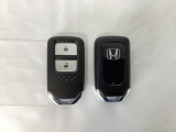 スマートキーを装備しています。鍵を差し込むことなくドアロックの開け閉めと、スタートボタン操作でのエンジンスタートができます。スペアキーも同じものを用意しております。