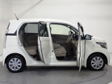 Honda独自のセンタータンクレイアウト、低床設計で床が低くドアも大きく開きますので、女性やお子様、ご年配の方にも一段と乗り降りがしやすくなっています。