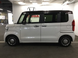 限られたスペースでも、スライドドアなら開閉がスムーズ!隣の車や壁にぶつかる心配がありません。
