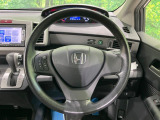 インテリアに合わせたデザインのステアリングは、運転される方のことも考え、運転しやすい形状、大きさです。是非一度、実際に触ってお確かめください。