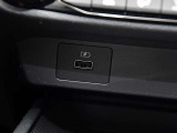 スマホの充電等に便利なUSBのソケットが付いています。
