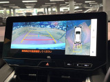 【パノラミックビューモニター】専用のカメラにより、上から見下ろしたような視点で360度クルマの周囲を確認することができます☆死角部分も確認しやすく、狭い場所での切り返しや駐車もスムーズに行えます。