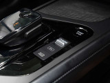 シフトレバーの横にはバッテリー電力だけで静かに走行出来る「マナーモード」など、ドライブモードの切替スイッチが有ります。