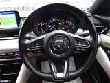 運転姿勢を崩さずに操作できるステアリングスイッチ。ハンドルから手を離すことなくオーディオ・通話機能など操作できるので安全運転につながります!