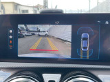 【バックカメラ】リバースに連動して車両後方の映像をディスプレイに表示します。歪みの少ないカメラと、鮮明な画像で後退時の運転操作をサポートします。