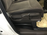 手動のレバーを使って、シートの高さや背もたれの角度を変えることができます。