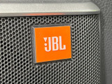 【JBLサウンドシステム】メーカーオプションの高品位サウンドシステムを搭載。専用のチューニングが施された大小様々なスピーカーから良質なサウンドが奏でられ、臨場感あふれる音響空間を演出します。