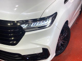 【LEDヘッドライト】悪天候や夜間走行時も良好な視界を確保し安心して運転できる高輝度LEDヘッドライトを装備!点灯速度が早く、消費電力も抑えられています。