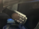 【クルーズコントロール】高速道路もラクラク走行。アクセルを離しても一定速度で走行ができ、長距離運転時の負担を軽減!加速・減速も簡単なスイッチ操作で調整できます。