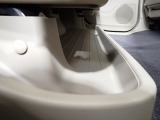 後席の足元には濡れた傘や汚れてしまった靴などを収納できるトレーがあります。