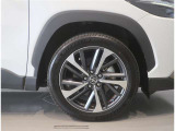 純正のアルミホイール装着車です。タイヤサイズは225/50R18です。