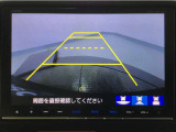 【バックカメラ】運転が苦手な方も車庫入れラクラクです!ギアをリバースに入れれば自動的に切り換わりますので、面倒な操作は不要です♪狭い駐車場もお車を傷つけず安心ですね!